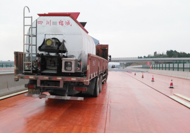 螺旋出料 主要用于:自流浇筑式沥青混合料运输车是浇筑式沥青混凝土