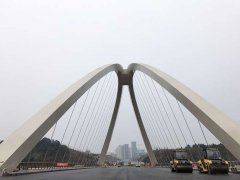 铭诚公司天府新区南宁路大桥浇筑式沥青摊铺
